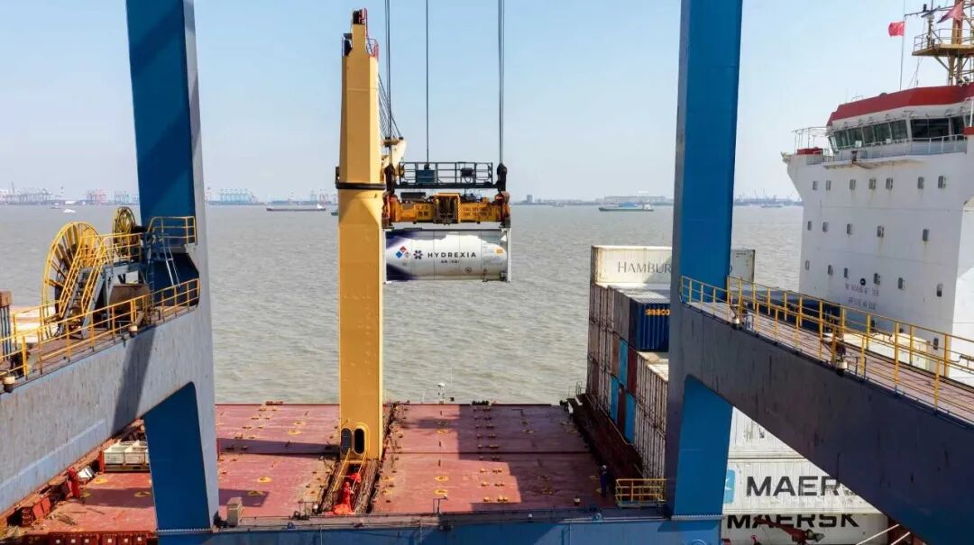 国内首台完成充氢作业的大型固态储氢设备，在海事保障下顺利启航。