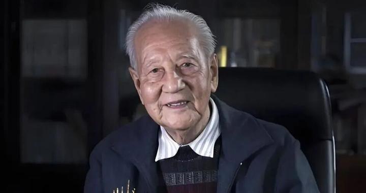 母亲知晓他隐藏三十年的秘密后，泪流满面