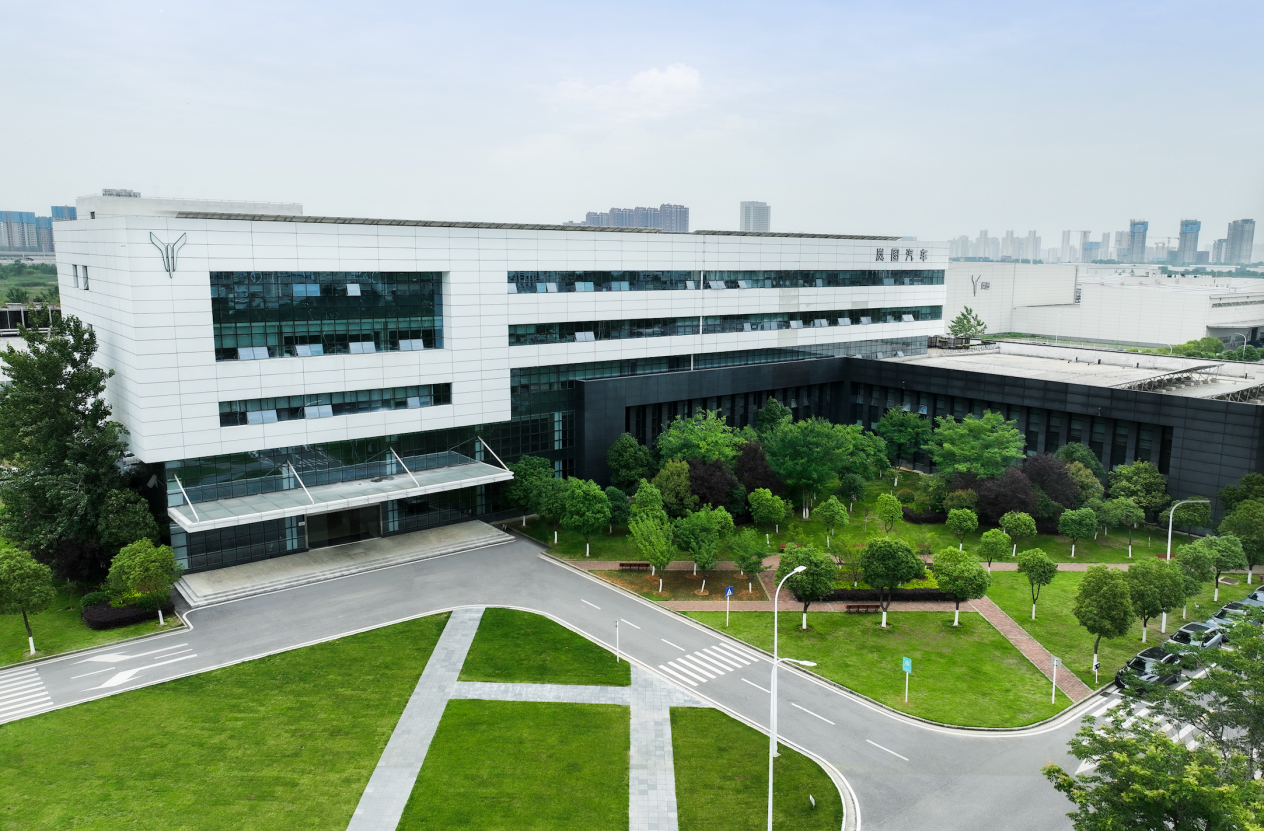 （图为岚图汽车黄金工厂办公楼。受访者/图）