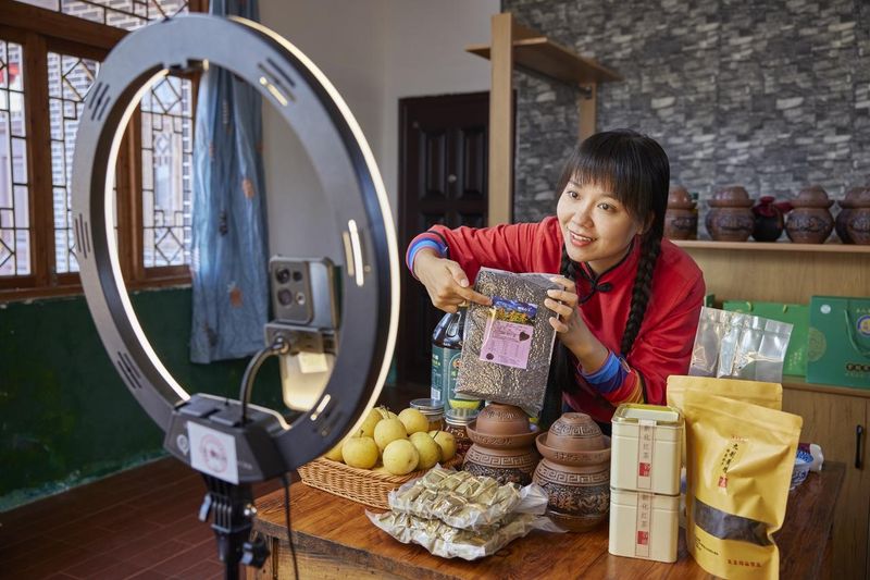 抖音主播在直播间介绍日常用品。