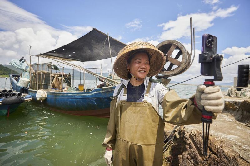 抖音主播在直播间推介刚捕获的海产品。