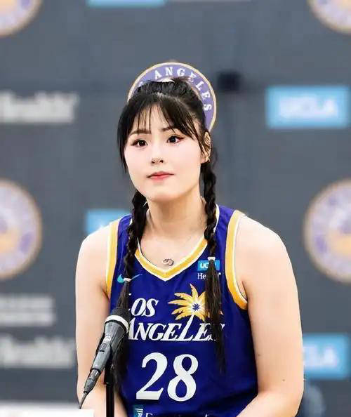 李月汝外貌风格大变，欧美妆容背后的真相与李梦的祝福|中国女篮|女篮|美国女篮|广东女篮|WNBA_新浪体育_新浪新闻