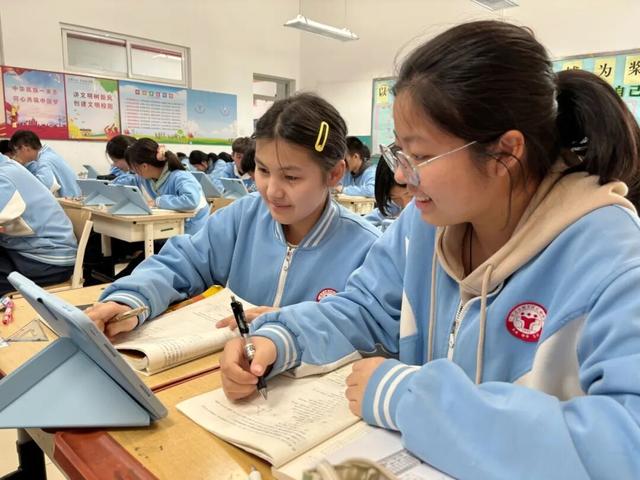 数学课堂上，师生利用AI助手学习。（资料图）