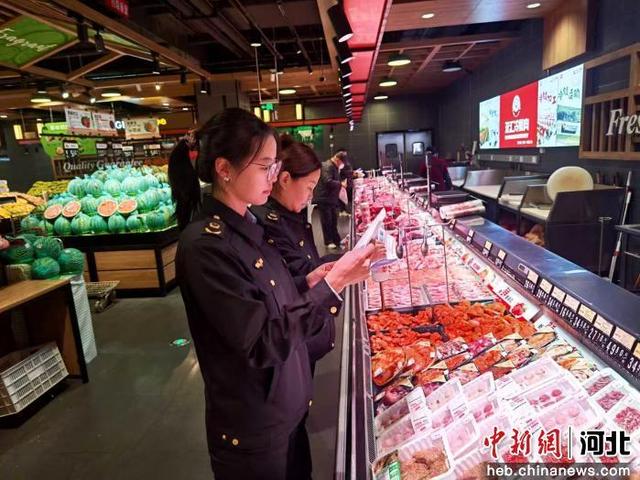 图为工作人员对重点企业进行现场检查。 杨晓薇 摄