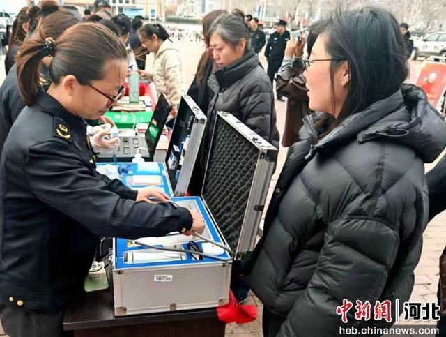 图为工作人员对血压计进行检测。 杨晓薇 摄