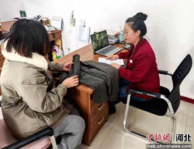 图为工作人员现场调解消费纠纷。 杨晓薇 摄