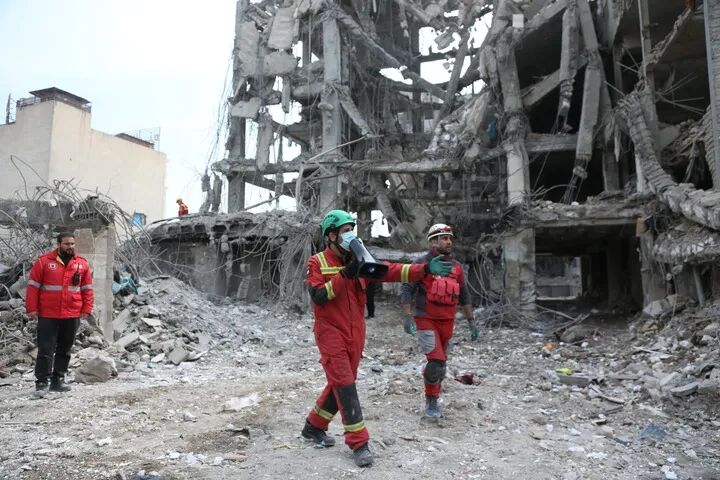 3月12日，在伊朗首都德黑兰，救援人员在受损建筑前工作。新华社记者 沙达提 摄