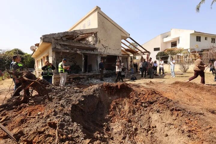 这是3月12日在位于以色列中部的哈尼尔拍摄的一处遭黎巴嫩真主党火箭弹袭击的地点。