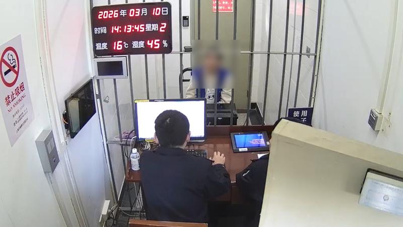 民警对犯罪嫌疑人陆某进行审讯。上海警方供图