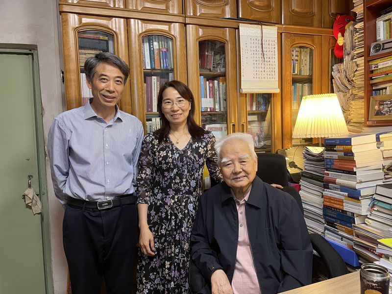 朱本欣和梁健探望高铭暄。受访者供图