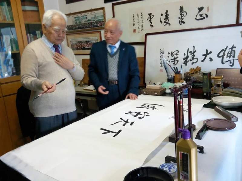 高铭暄（左）为吕思源（右）题字：法安天下。受访者供图