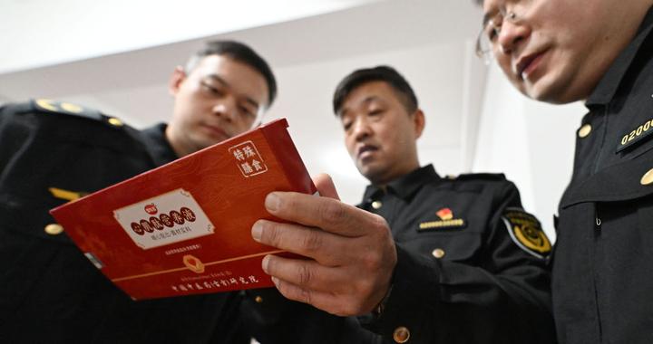 “82岁老人爬17楼不费劲”？起底“神药”直播间