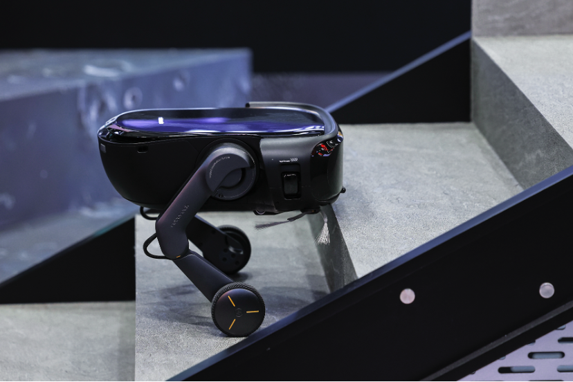 （石头科技全球首款双轮腿架构扫地机器人G-Rover）