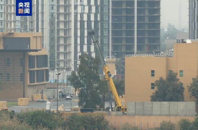 △当地时间14日，美国驻伊拉克大使馆在遭袭后对受损区域展开加固作业。