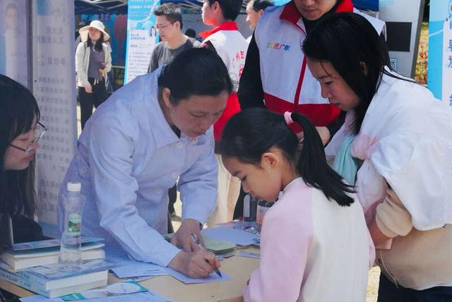 义诊现场。刘心悦/摄