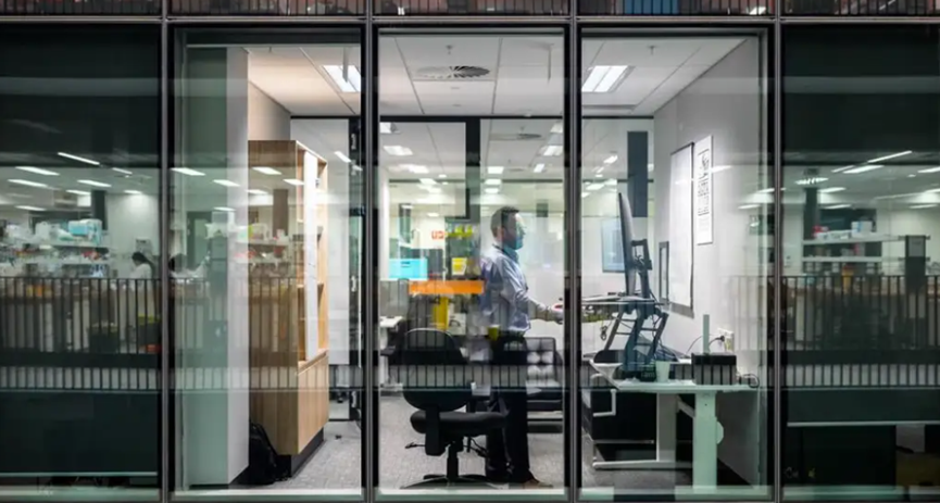 图 | 马丁在工作（来源：http://www.theaustralian.com/）