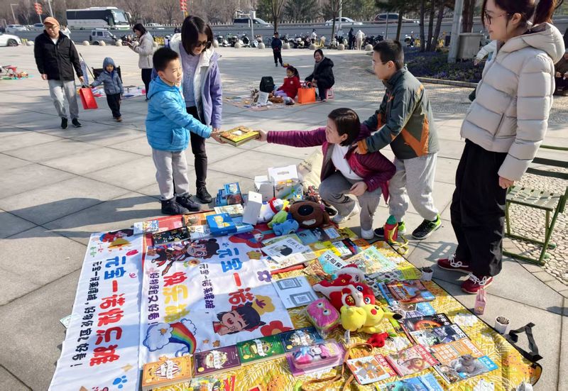 活动现场设立了爱心家庭跳蚤市场。新京报记者 浦峰 摄