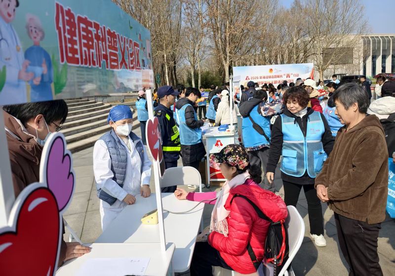 3月15日，海淀公园东门广场，市民在进行免费体检。新京报记者 浦峰 摄