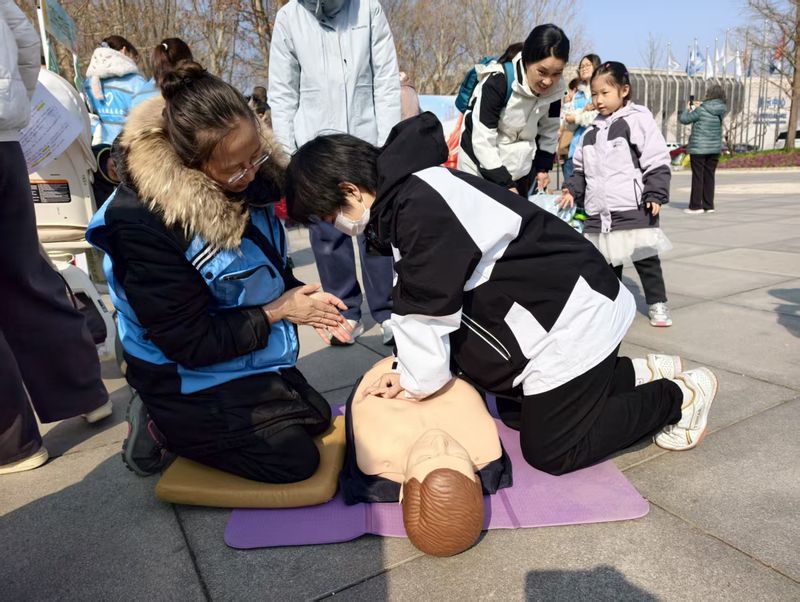 志愿者在教市民急救知识。新京报记者 浦峰 摄