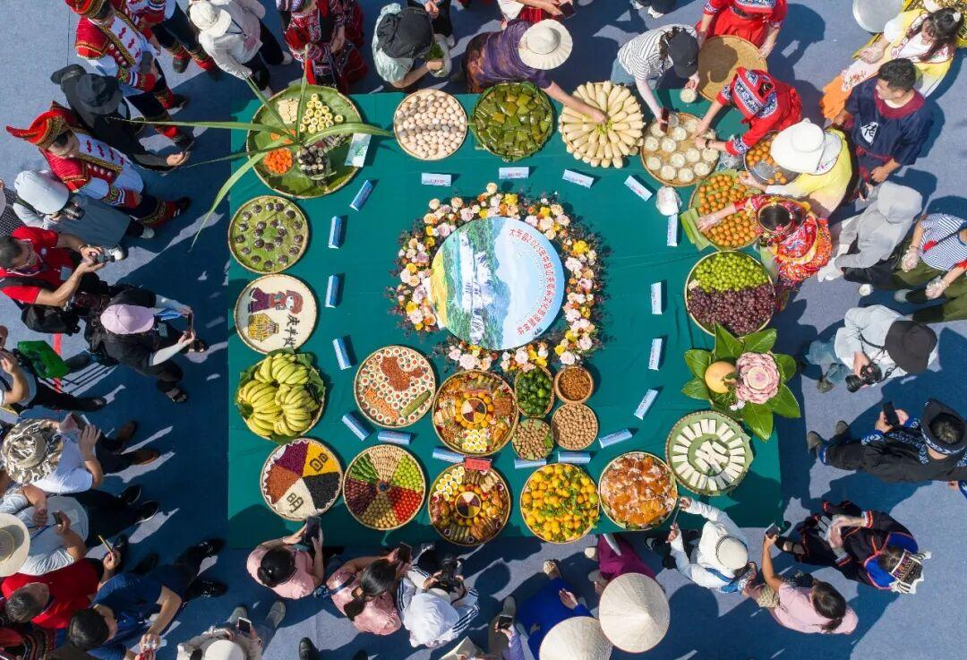 拒绝走马观花！去县城“沉浸式做一天当地人”，火了！|景德镇市|新疆维吾尔自治区|正定古城墙|布尔津县|河北省_新浪新闻