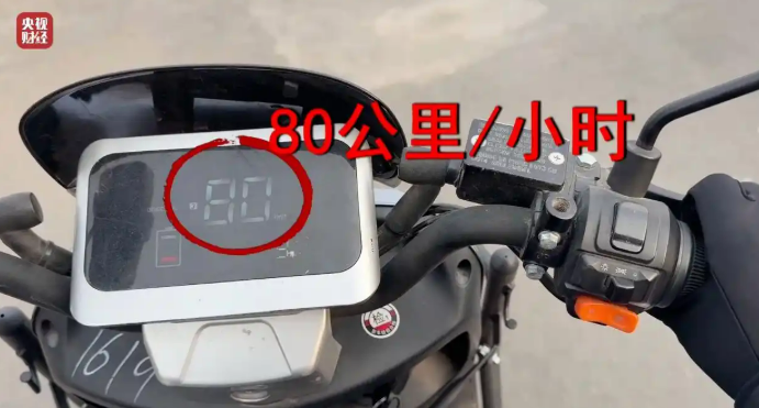 ▲央视记者在一家电动车租赁店里租到的车辆，实测时速竟高达80公里/小时。图/央视3·15晚会