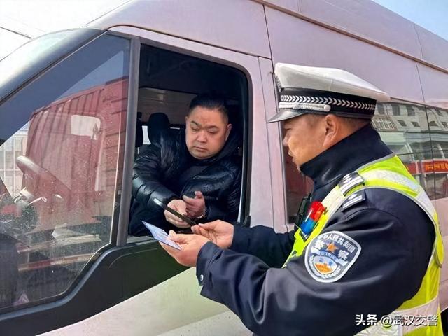40天坚守 武汉交警交出2026年春运“平安答卷”|武汉市|湖北省|车辆|旅客|民警_新浪新闻