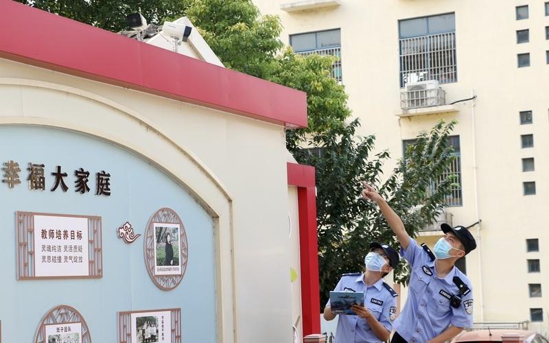 ▲资料图：某地派出所民警对辖区幼儿园的监控设施进行安全检查。图/IC photo