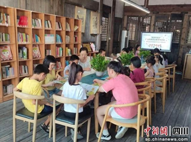 保和镇晏家坝村农家书屋。胡明贵 摄