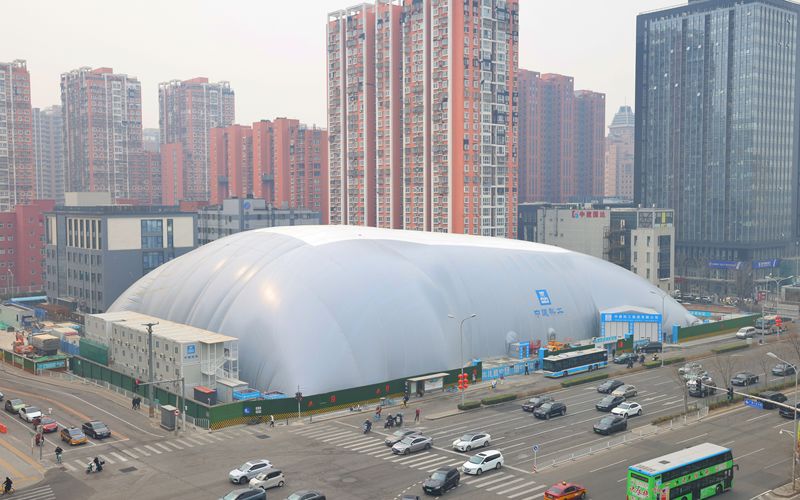 近日，位于地铁17号线广渠门外站旁的马圈公交地铁一体化项目搭起了巨型气膜。新京报记者 王贵彬 摄