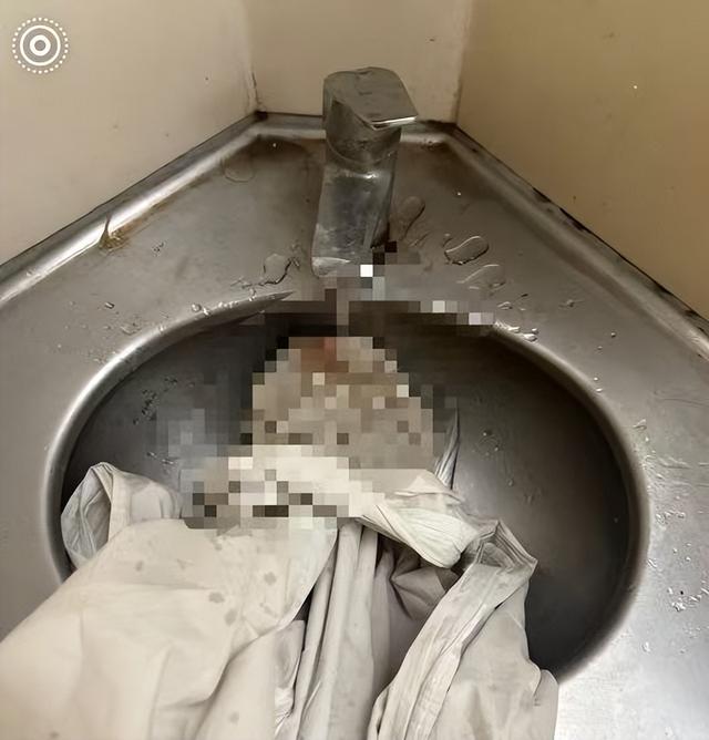 另一位张女士也曾自行清洗过床单（受访者供图）