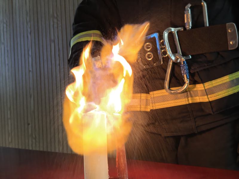 实验中，酒精接触明火的瞬间被引燃。大兴消防供图
