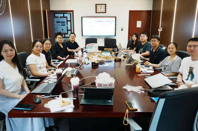 上海交通大学国际与公共事务学院副教授杨帆（左五）、学生郑钧耀（左四）和其他同学们。 受访者供图