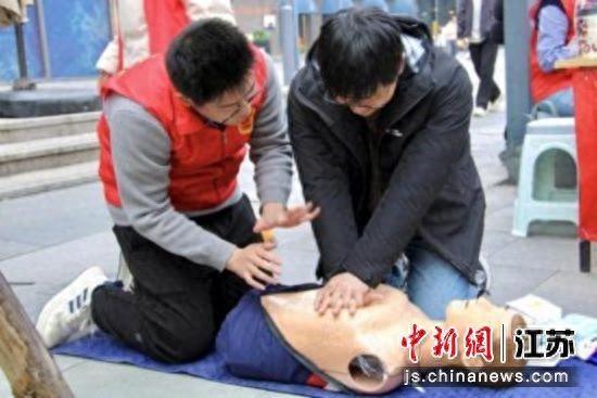 青年志愿者现场演示心肺复苏急救法。黄楼街道 供图