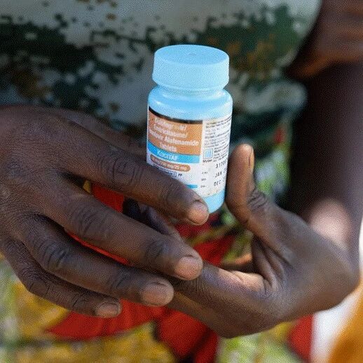 爆料：美国用艾滋药物“卡脖子”，要求该国交出采矿权