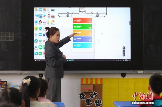 教师介绍“五育多维综合素质评价小程序”。 赵宇航 摄