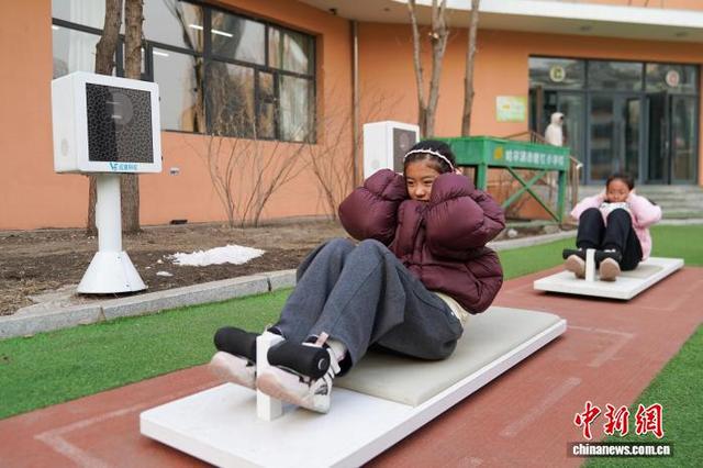 学生运用智慧体育设备进行仰卧起坐。 赵宇航 摄