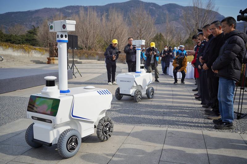 3月19日，国家植物园（北园），智能机器人演示“巡逻”场景。新京报记者 薛珺 摄