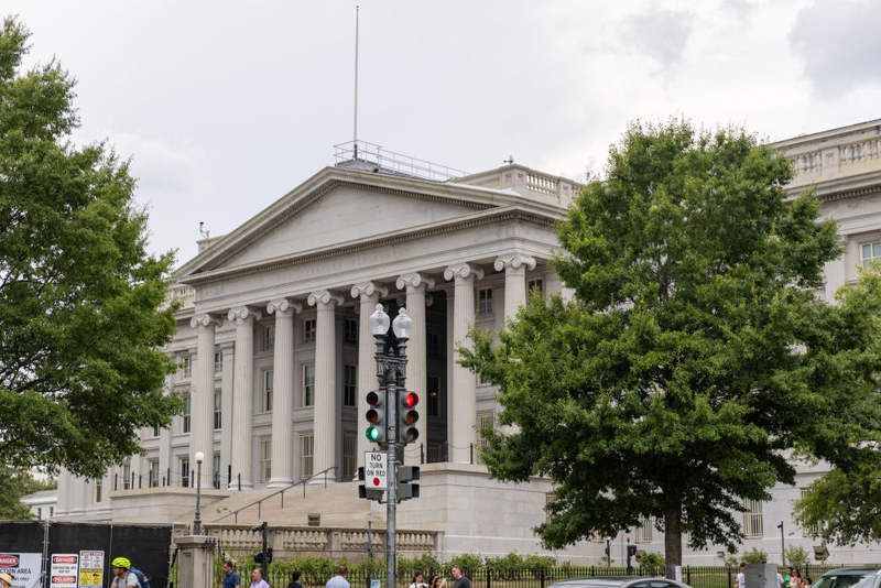 这是2024年7月29日在美国首都华盛顿拍摄的美国财政部大楼。新华社记者胡友松摄