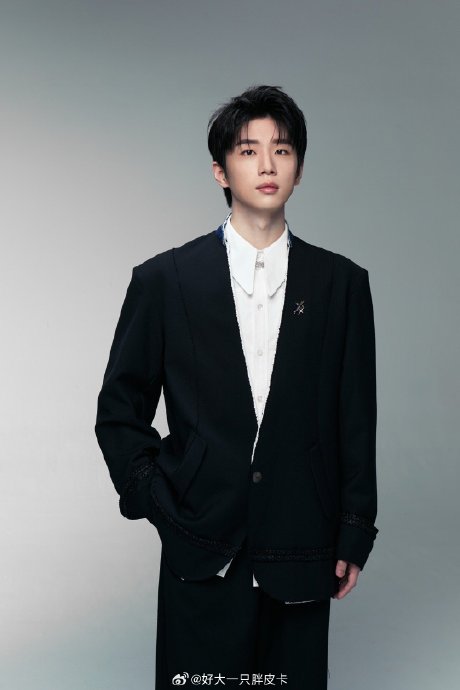 曹杨作为周杰伦唯一内地签约男歌手，过往有哪些音乐经历和代表作？|落叶|巡演|音乐剧|舞台|单曲_手机新浪网