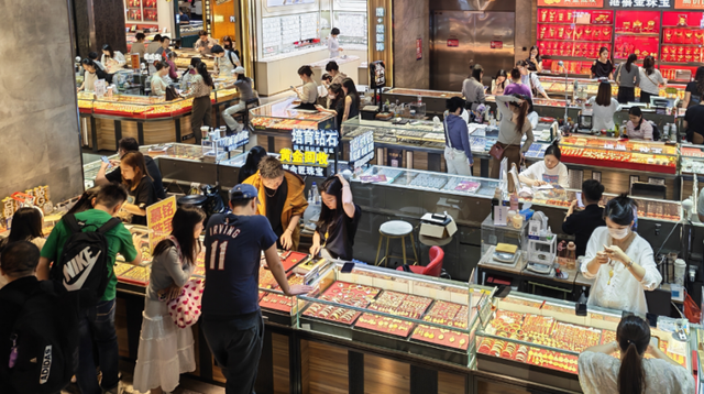 20日水贝市集，现场破费者并不算多。吴家明/摄