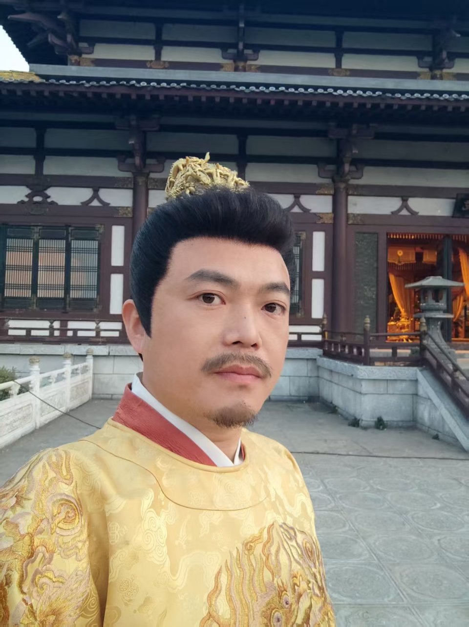 500块卖肖像权？横店“戏王”39岁失业，AI抢走了短剧演员饭碗？|表演|真人|红果|政策|群演_新浪娱乐_新浪新闻