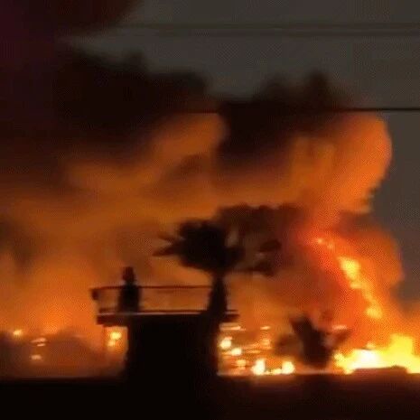 美国驻伊拉克使馆设施遭袭！现场燃起大火