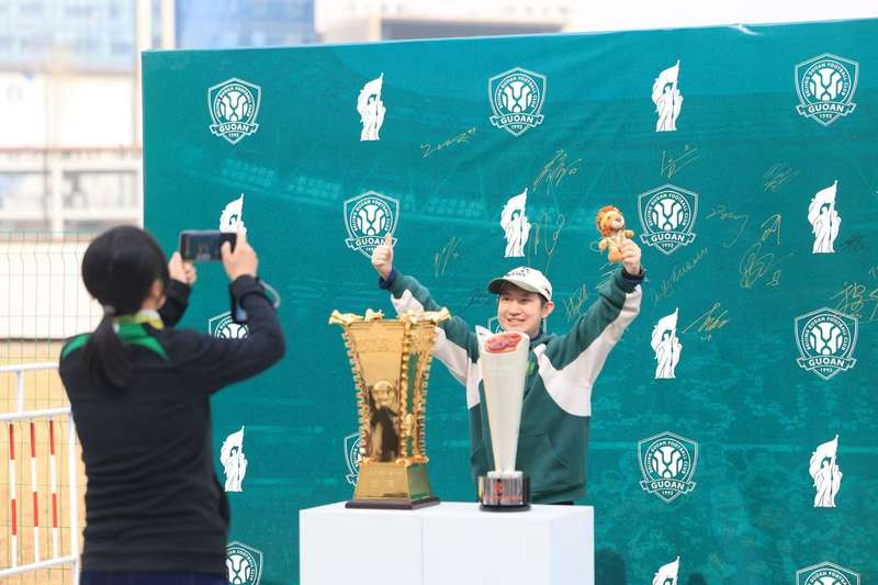 球迷与足协杯、超级杯冠军奖杯合影。 新京报记者 王飞 摄