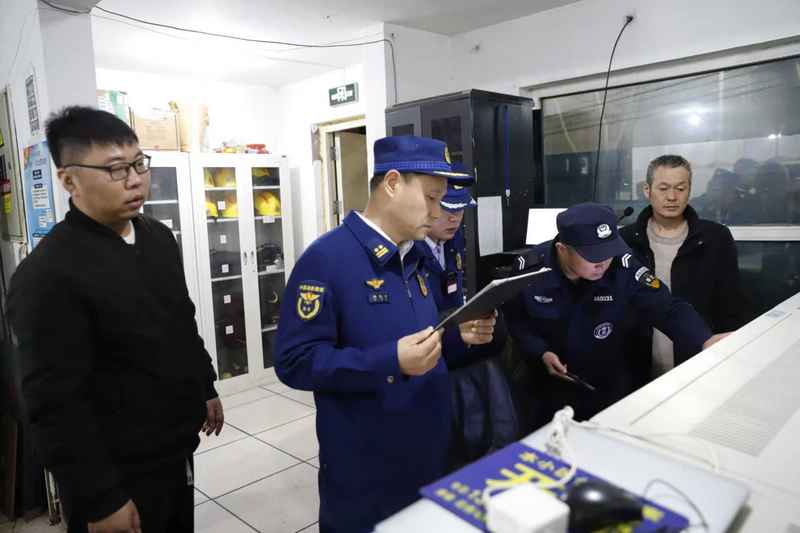 检查组还突击检查了物业消防控制室、夜间值班岗亭。经开区消防供图