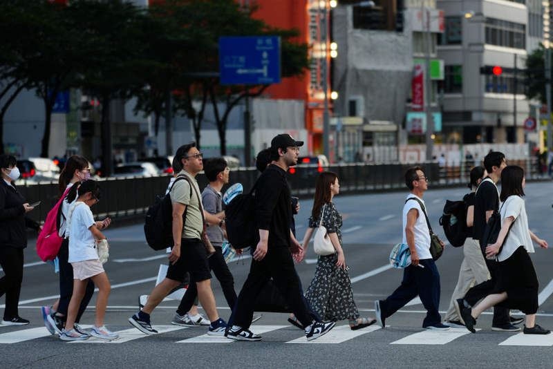 2025年8月14日，在日本东京，人们穿过马路。新华社记者贾浩成摄