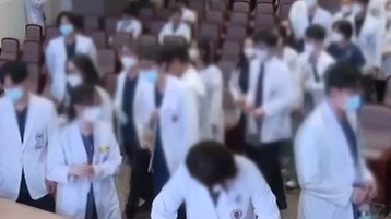 香港高薪“抢医生”？入门月薪7万港元起，年薪轻松过百万港元