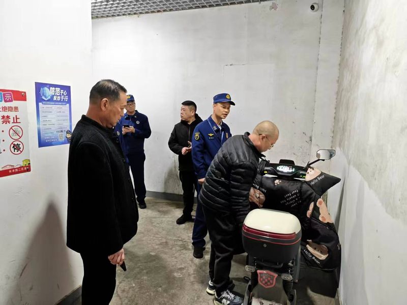 此次夜查行动中，22个检查组共检查社会单位70家，清理违规停放充电的电动自行车42辆。大兴消防供图