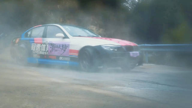 浙西天路42拐上演硬核<em>漂移</em>，飞驰人生特技车手李渊助阵