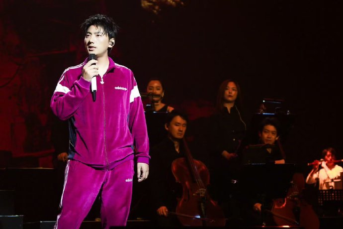 海来阿木的演唱会现场是怎么和观众互动玩“分币不掏”梗的?|舞台|巡演|云朵|歌词|情感_手机新浪网