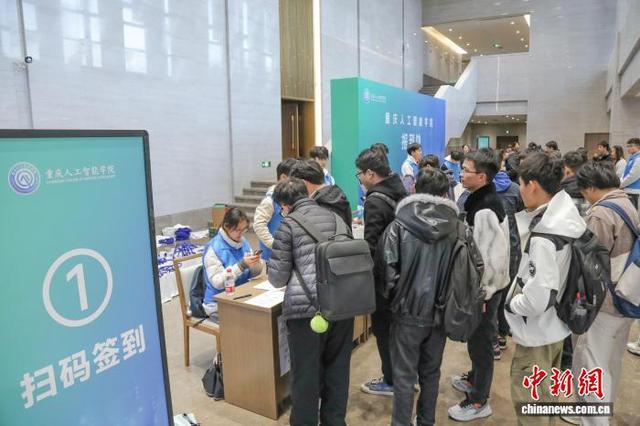 图为重庆人工智能学院新生报到。受访单位供图